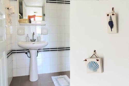 aphrodite_apt-bathroom-2