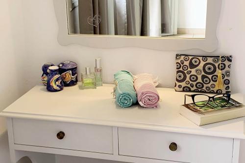 aphrodite_apt-bedroom-details-2