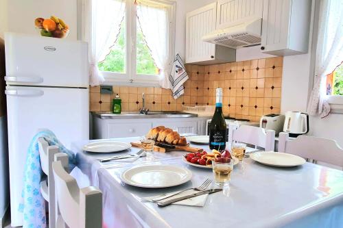 aphrodite_apt-dining-table