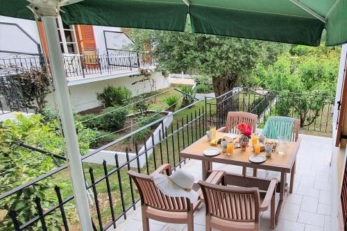 aphrodite_apt_-balcony-garden