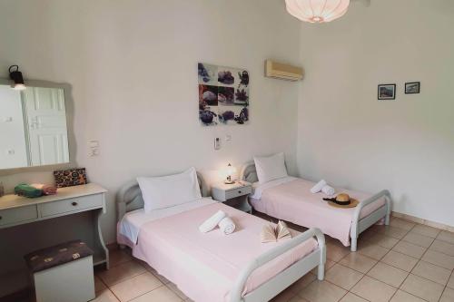 aphrodite_apt_2-single-beds-bedroom