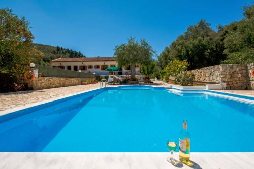 livadi-pool-wine