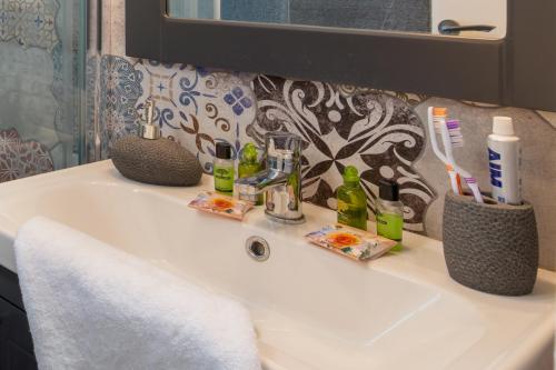 seatales-bathroom-details